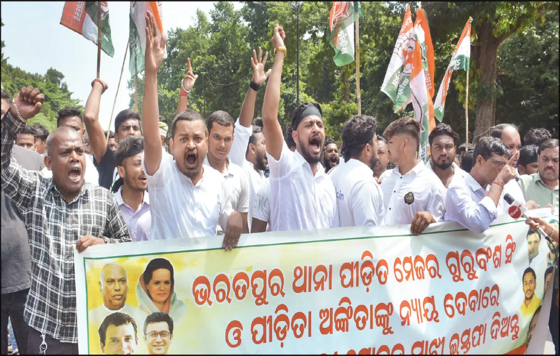  ମୁଖ୍ୟମନ୍ତ୍ରୀଙ୍କ ବାସଭବନ ସମ୍ମୁଖରେ କଂ‌ଗ୍ରେସର ହଙ୍ଗାମା ପୁଲିସ ଉପରକୁ ଅଣ୍ଡା,ଟମାଟୋ ମାଡ଼