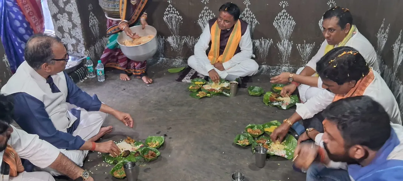  ମଧ୍ୟାହ୍ନଭୋଜନ କ​ଲେ, ଗାଁ ଲୋକଙ୍କ ଅଭିଯୋଗ ଶୁଣିଲେ ମୁଖ୍ୟମନ୍ତ୍ରୀ ମୋହନ ଚରଣ ମାଝୀ