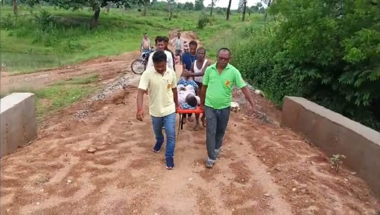  ଆମ୍ବୁଲାନ୍ସ କର୍ମଚାରୀଙ୍କ ମାନବିକତା: ସ୍ଟ୍ରେଚରରେ ରୋଗୀଙ୍କୁ ବୋହି ନେଲେ