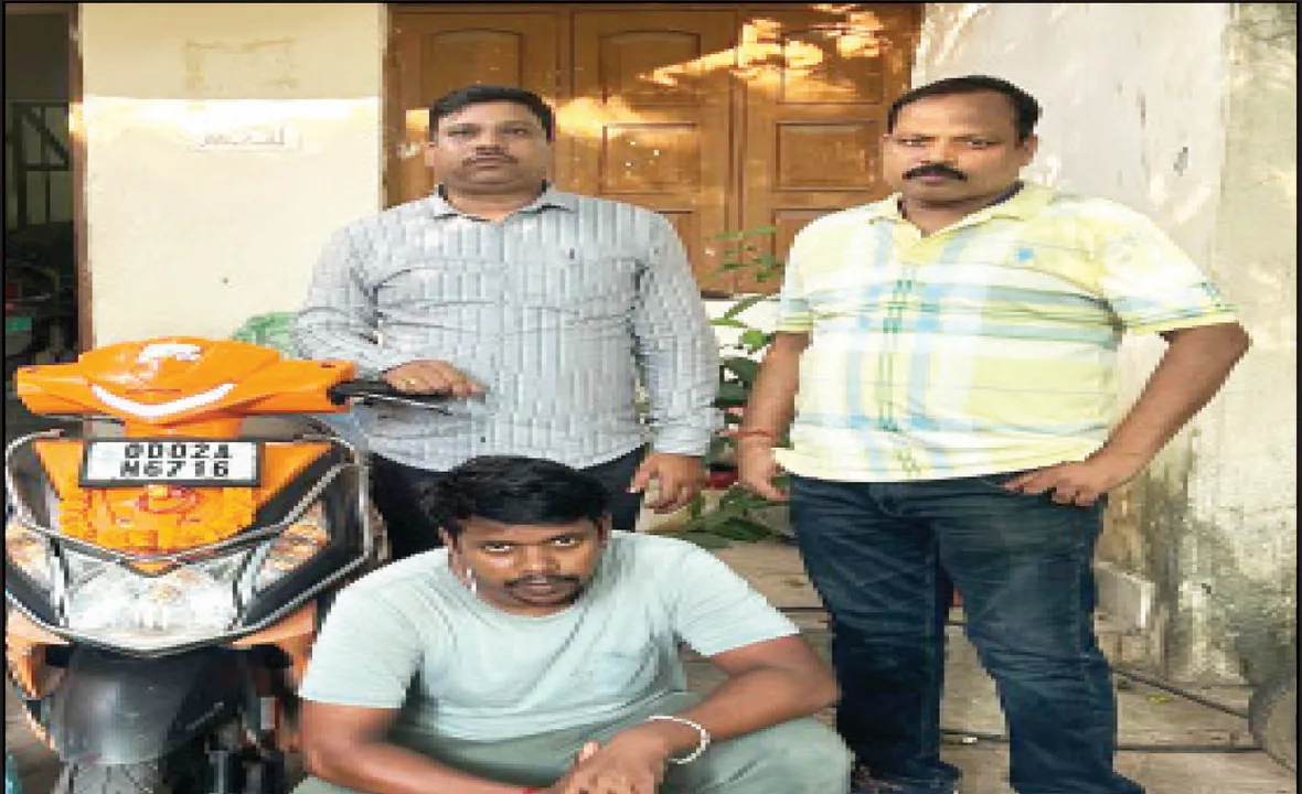  ଲୁଟେରାଙ୍କର ବି ପୂଜା ମଉଜ: ମାତିଲେ ମଦ କଳାବଜାରୀ