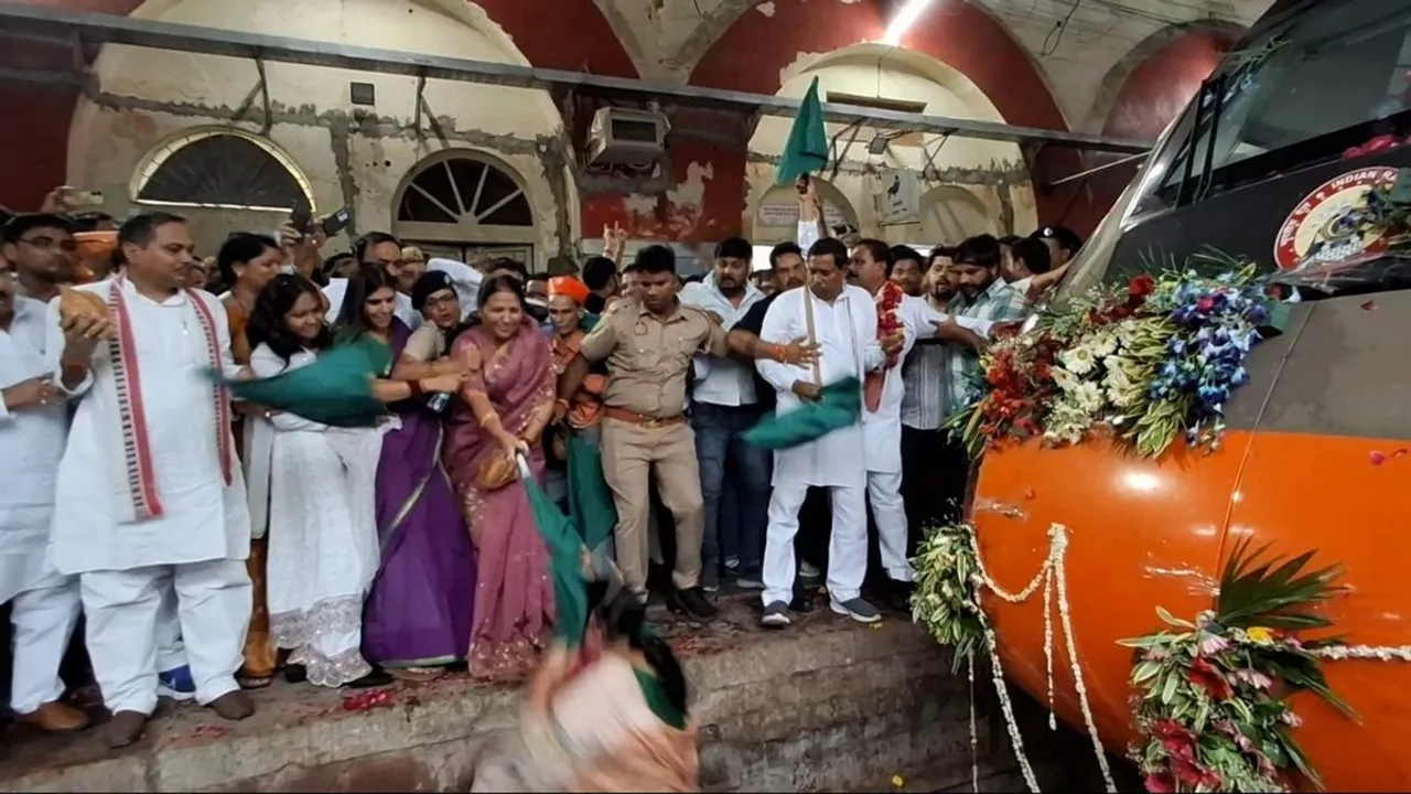  ବନ୍ଦେ ଭାରତ ଟ୍ରେନର ଶୁଭାରମ୍ଭ ବେଳେ ରେଳଧାରଣାକୁ ଖସିପଡ଼ିଲେ ବିଧାୟିକା