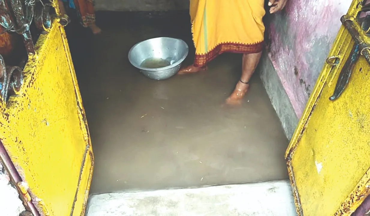 ଘଣ୍ଟାଏ ବର୍ଷା : ୩ ବସ୍ତିରେ ପଶିଲା ପାଣି, ସ୍ଥାନୀୟବାସିନ୍ଦାଙ୍କ ରାସ୍ତାରୋକୋ