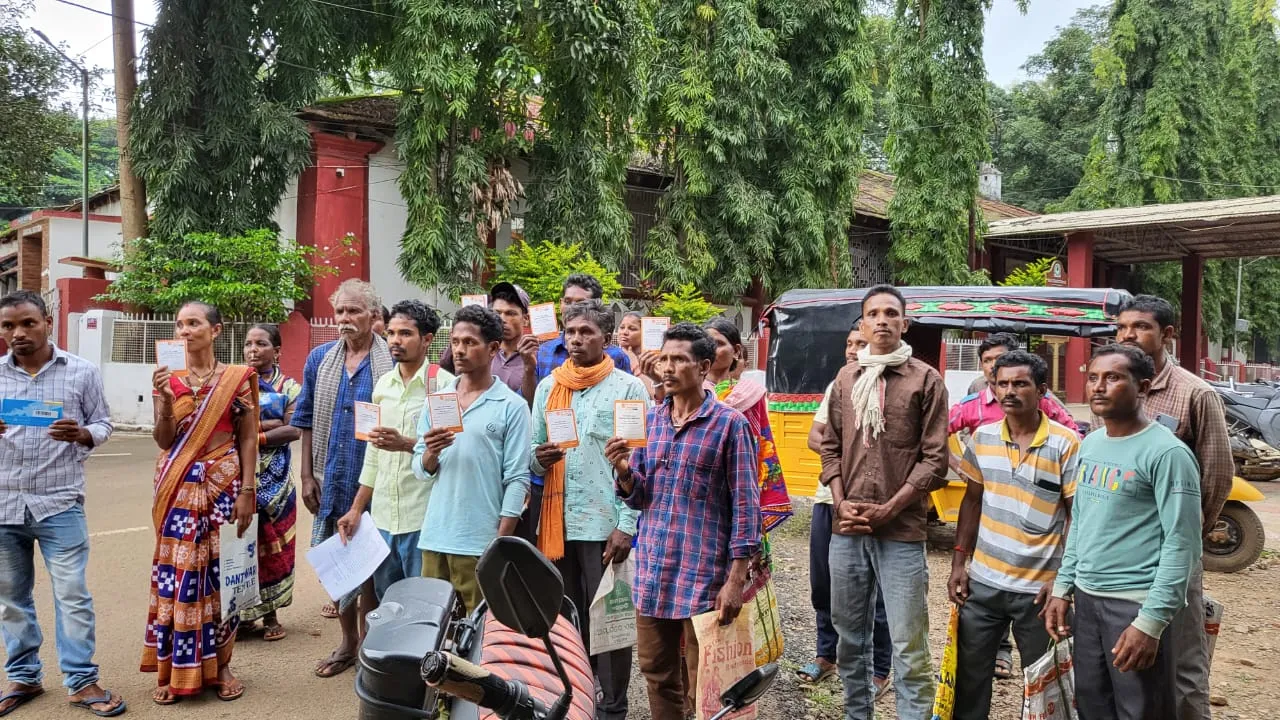  ଅଗୋଚରରେ ଅର୍ଥ ହଡପ ଅଭିଯୋଗ, ତଦନ୍ତ ପାଇଁ ଗ୍ରାମବାସୀ ଜିଲ୍ଲାପାଳଙ୍କ ଦ୍ବାରସ୍ଥ