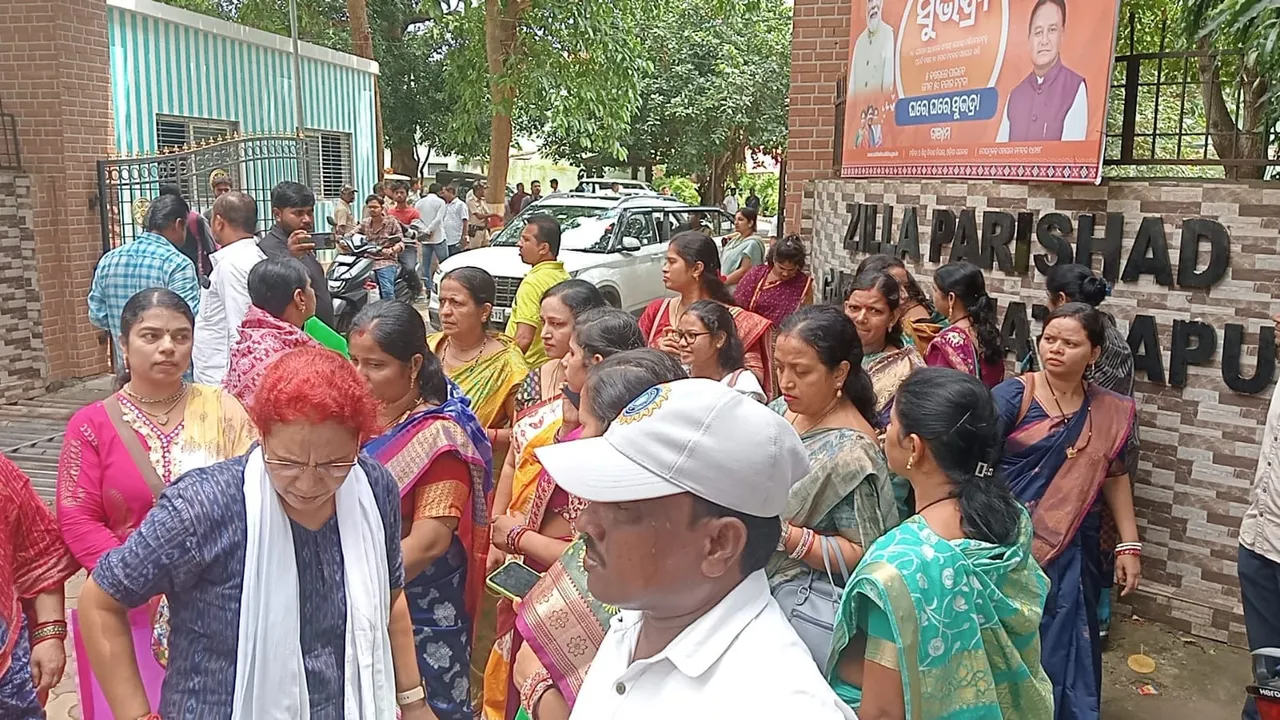  ବୈଠକ ଆରମ୍ଭ ହେବା ପୂର୍ବରୁ କକ୍ଷ ତ୍ୟାଗ କରି ଚାଲିଗଲେ