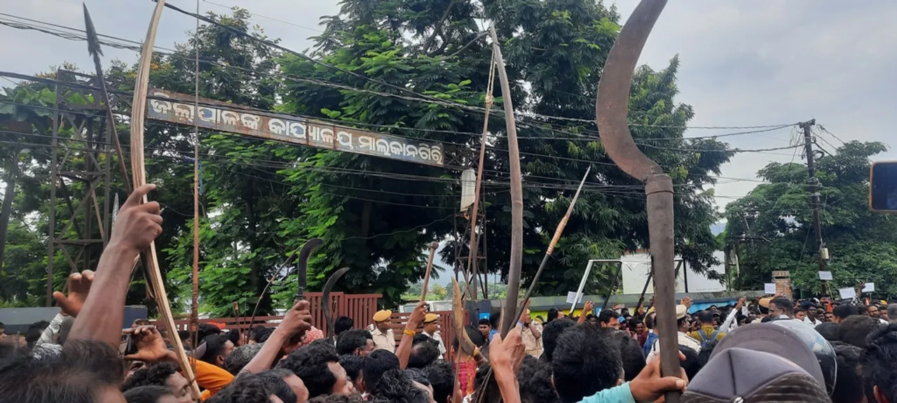  ଜିଲ୍ଲାପାଳଙ୍କ କାର୍ଯ୍ୟାଳୟ ଘେରିଲେ ୧୫ ହଜାରରୁ ଊର୍ଦ୍ଧ୍ବ ଆଦିବାସୀ