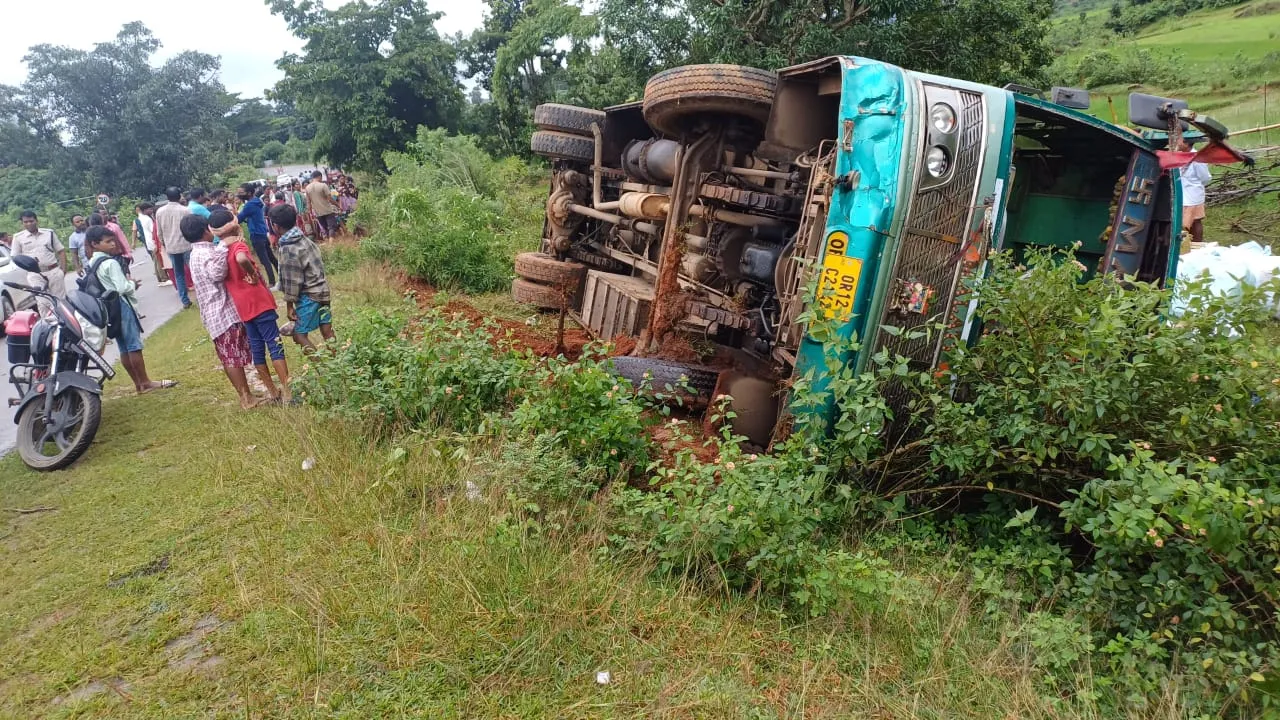  ଗୋରୁପଲ ବଞ୍ଚେଇବାକୁ ଯାଇ ଯାତ୍ରୀବାହୀ ବସ ଦୁର୍ଘଟଣାଗ୍ରସ୍ତ, ୧୦ରୁ ଊର୍ଦ୍ଧ୍ବ ଯାତ୍ରୀ ଆହତ