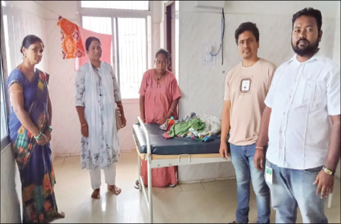  ଟିଟିଲାଗଡ଼ରେ ଚାଞ୍ଚଲ୍ୟ: ଶିଶୁ ବିକ୍ରି ଉଦ୍ୟମ ବେଳେ ମାଡ଼ିବସିଲା ଚାଇଲ୍‌ଡ ଲାଇନ୍‌