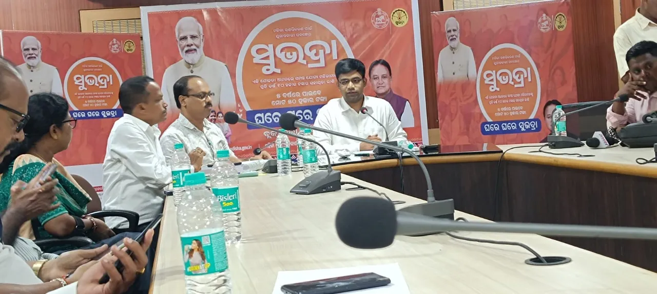  ସୁଭଦ୍ରା ଯୋଜନା ଆବେଦନ ପାଇଁ ଲମ୍ବା ଲାଇନ୍ ଲଗାନ୍ତୁନି
