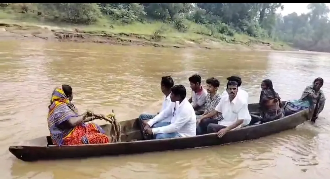  ପାହାଡ଼ି ନଦୀ ପାର ହେବାକୁ ଦେଶୀ ଡଙ୍ଗା ଭରସା