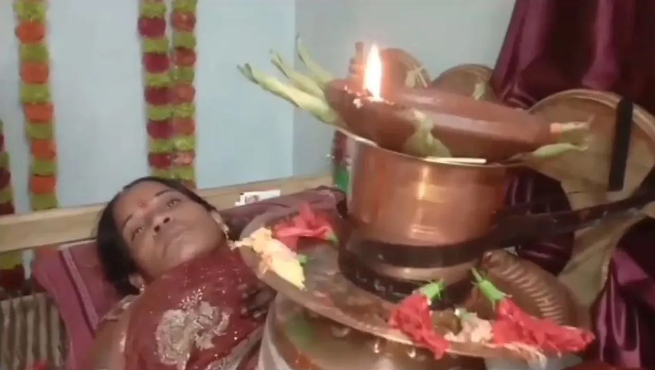 ଭକ୍ତି-ଆସ୍ଥାକୁ ନେଇ ଚର୍ଚ୍ଚାରେ ମହିଳା: କଣ୍ଟାଶଯ୍ୟାରେ ଅନବରତ ଶୋଇଲେ