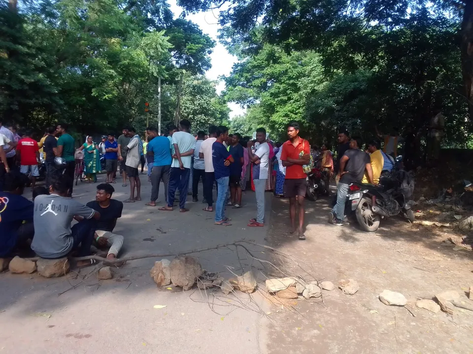  ଟ୍ରଲର ଧକ୍କାରେ କାର ଚାଳକଙ୍କ ମୃତ୍ୟୁ,  କ୍ଷତିପୂରଣ ଦାବିରେ ରାସ୍ତାରୋକୋ