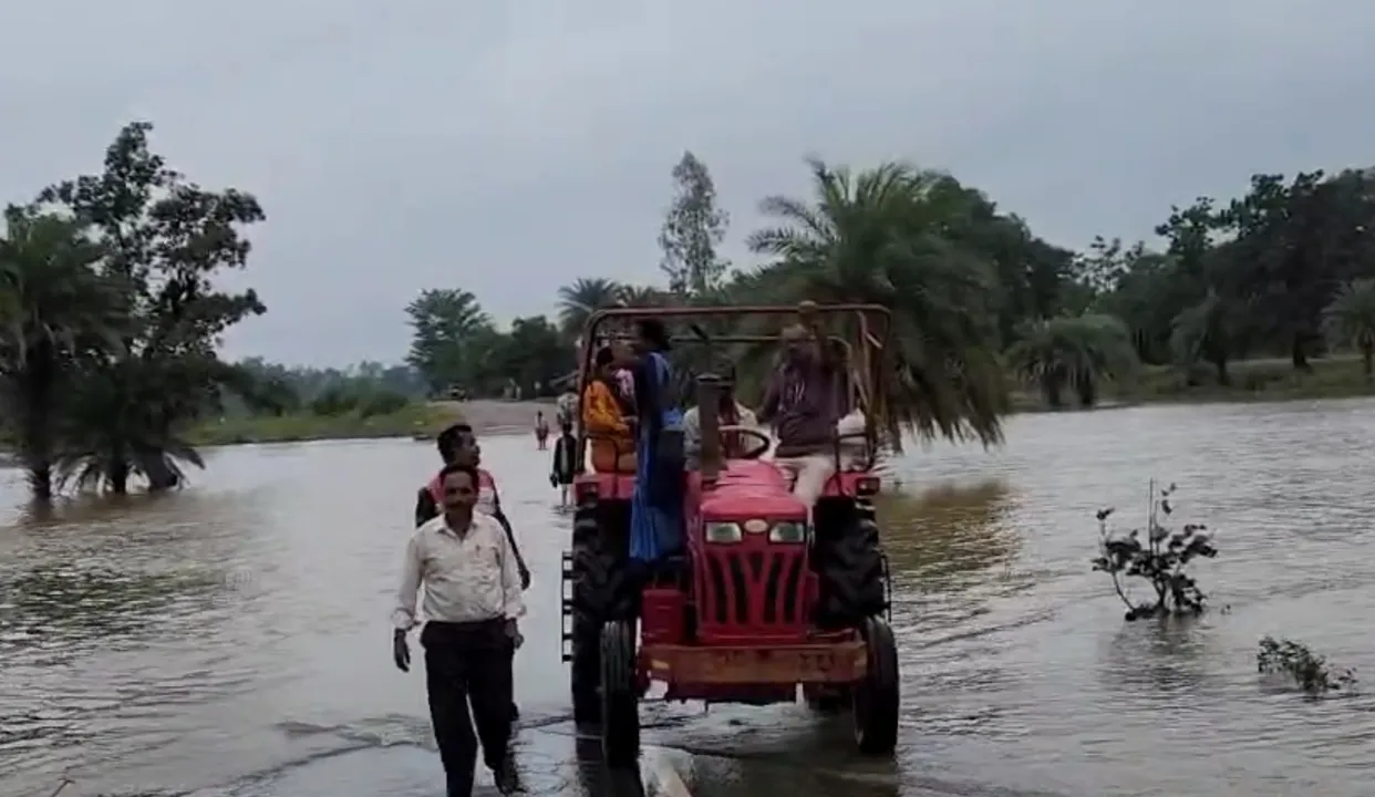  ବନ୍ୟାଞ୍ଚଳକୁ ଚିକିତ୍ସା ପାଇଁ ଟ୍ରାକ୍ଟର ଯୋଗେ ଗଲେ ଡାକ୍ତରୀ ଟିମ୍‌
