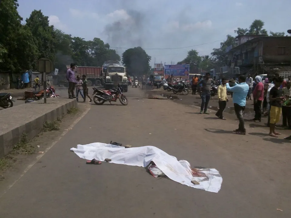  ଟ୍ରକ ମାଡ଼ିଯିବାରୁ ବୃଦ୍ଧ ମୃତ, ସ୍ଥାନୀୟ ଲୋକଙ୍କ ରାସ୍ତା ଅବରୋଧ, କ୍ଷତି ପୂରଣ ଦାବି