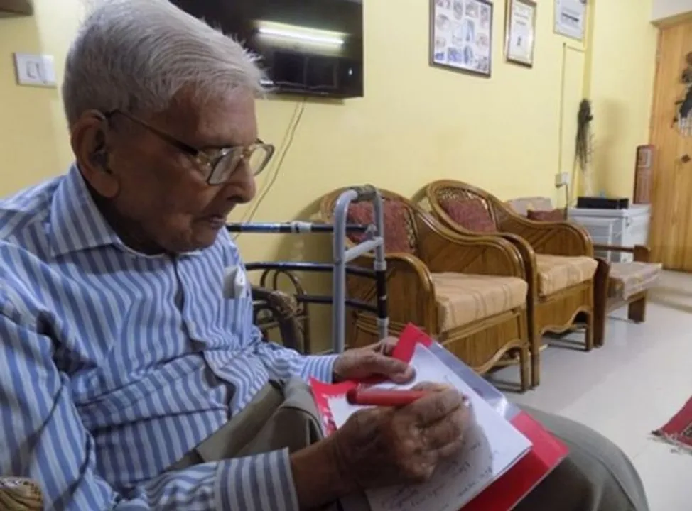  ଏମ୍‌ଏ ଡିଗ୍ରି ହାସଲ କଲେ ୯୮ ବର୍ଷିୟ ବୃଦ୍ଧ!