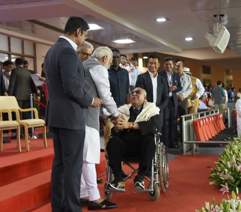  The Prime Minister, Shri Narendra Modi felicitates the Indian football legends, at the 2017 FIFA U-17 World Cup match, in New Delhi on October 06, 2017. 
	The Minister of State for Youth Affairs and Sports (I/C) and Information &amp; Broadcasting, Col. Rajyavardhan Singh Rathore is also seen. 