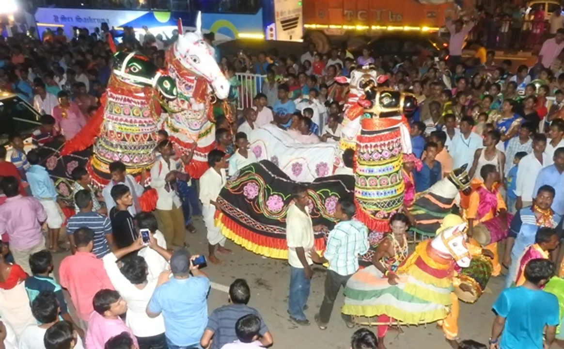  ଶୋଭାଯାତ୍ରା ଦେଖିବାକୁ ଭିଡ ଜମାଇଥିବା ଦର୍ଶକ । 