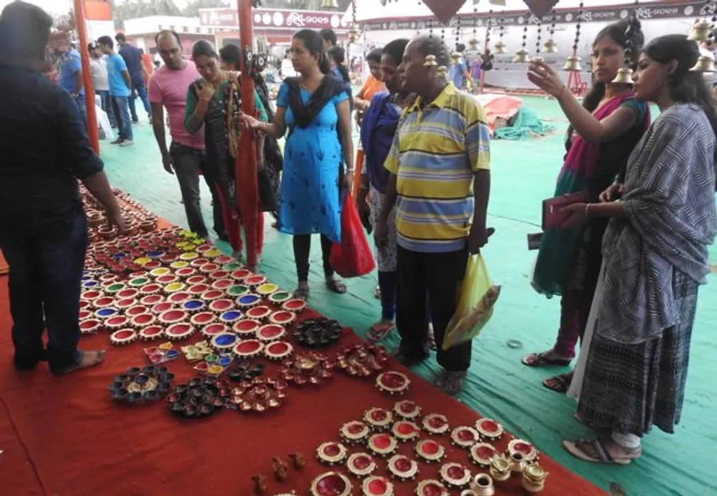  ମୂର୍ତ୍ତିକା ପ୍ରଦର୍ଶନୀରେ ମାଟି ଦୀପ ପାଖରେ ଗ୍ରାହକଙ୍କ ଭିଡ (ବିଭୁତି)
