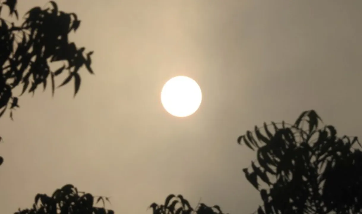  ସକାଳର ମେଘୁଆ ଆକାଶରେ ସୂର୍ଯ୍ୟ ଉଦୟର ଦୃଶ୍ୟ... (ବିଭୁତି)