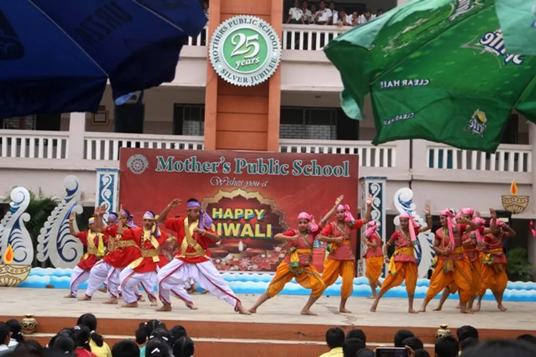  ମଦର ପବ୍ଲିକ୍‌ ସ୍କୁଲରେ ଦୀପାବଳି ଉପଲକ୍ଷେ ସାଂସ୍କୃତିକ କାର୍ଯ୍ୟକ୍ରମ