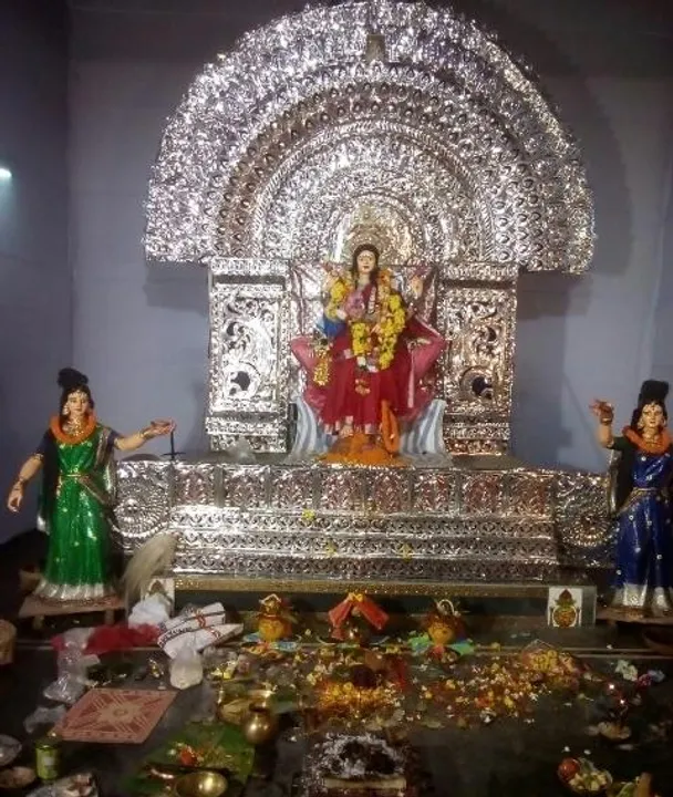  ସହିଦ୍‌ନଗର ଦୁର୍ଗାପୂଜା ମଣ୍ଡପରେ ପୂଜା ପାଉଥିବା ମା’ ଗଜଲକ୍ଷ୍ମୀ ।
 