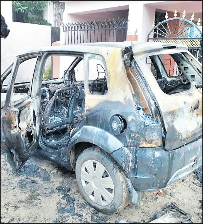  ଭୁବନେଶ୍ୱର: ଘରେ ଥୁଆ ହୋଇଥିବା ବେଳେ କାର୍‌ରେ ଲାଗିଗଲା ନିଆଁ
