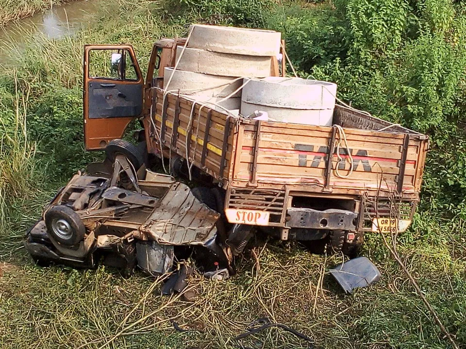  ମିନିଟ୍ରକ-ଅଟୋରିକ୍ସା ମୁହାଁମୁହିଁ ଧକ୍କା, ପୋଲ ତଳକୁ ଖସି ୨ ମୃତ, ୩ ଆହତ