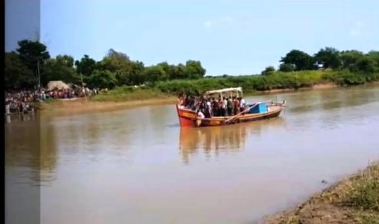  ମନ୍ତେଇ ନଦୀରେ ବୁଡ଼ିଗଲା ଡଙ୍ଗା: ଅଳ୍ପକେ ରକ୍ଷା ପାଇଲେ ୬୦ ଯାତ୍ରୀ