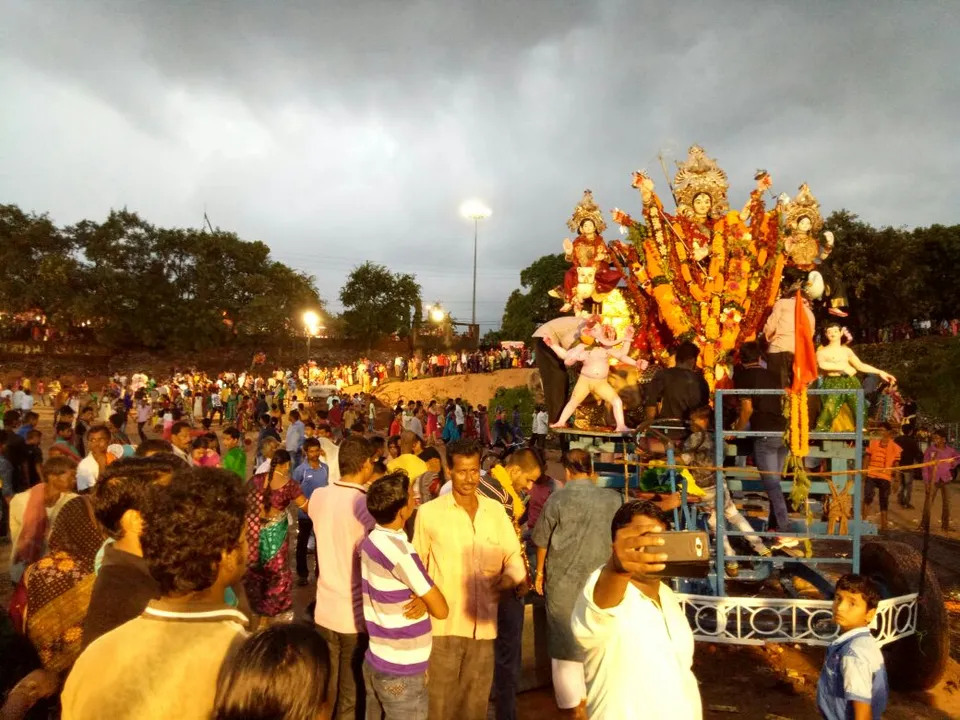  ମା’ ଦୁର୍ଗାଙ୍କ ଭସାଣି ଉତ୍ସବ ଜାରି: ବର୍ଷା ସାଜିଲା ବାଧକ, ଆସନ୍ତାକାଲି ପର୍ଯ୍ୟନ୍ତ ଚାଲିବ ଶୋଭାଯାତ୍ରା
