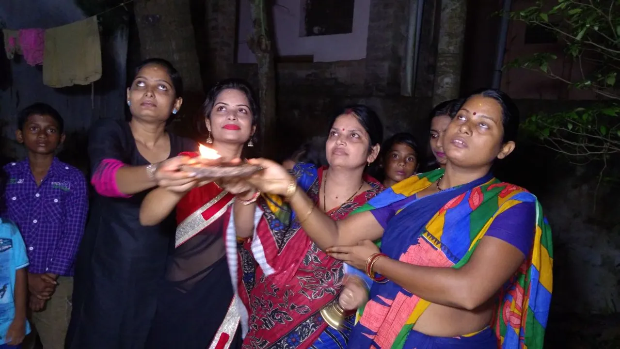  ବାଲେଶ୍ୱରରେ କୁମାର ପୂର୍ଣ୍ଣିମା ଅବସରରେ ଚନ୍ଦ୍ର ପୂଜନ କରୁଥିବା ଯୁବତୀମାନେ ।  