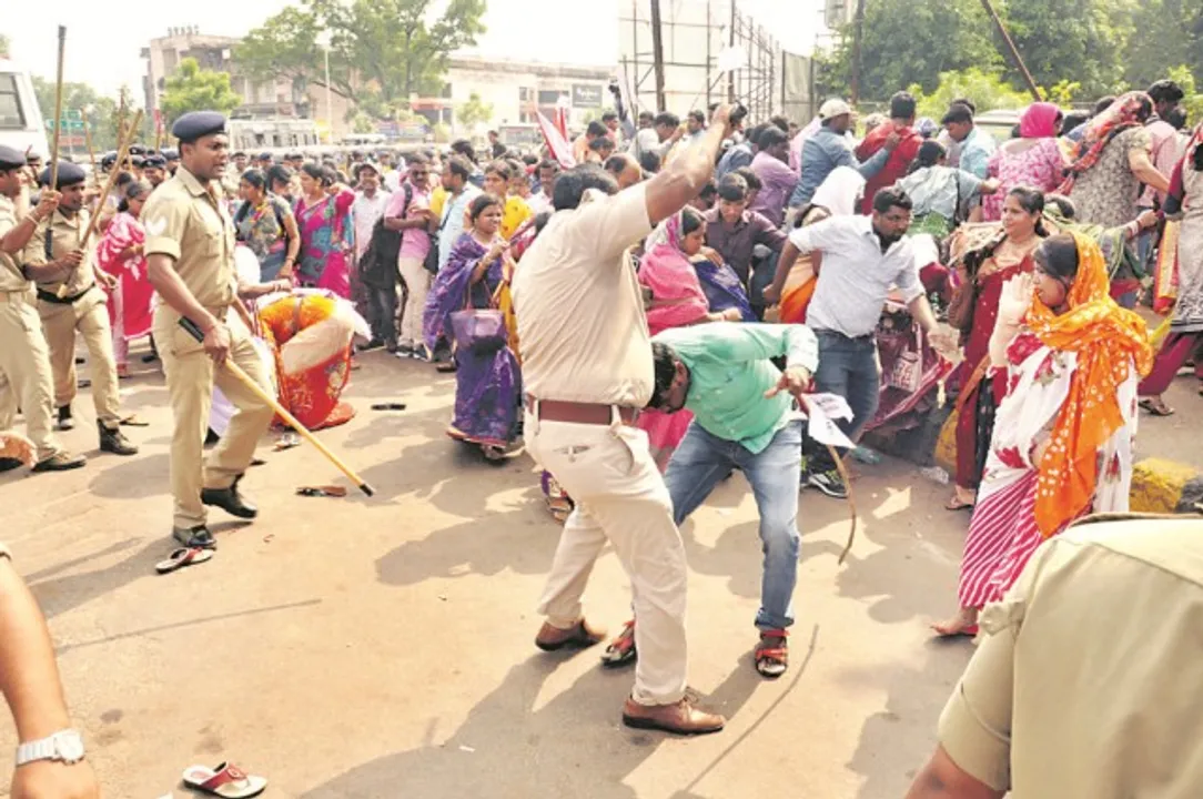  ଗୋଡ଼ାଇ ଗୋଡ଼ାଇ ପିଟିଲା ପୁଲିସ : ୨୦ ଆହତ, ୫୦ରୁ ଊର୍ଦ୍ଧ୍ୱ ଗିରଫ