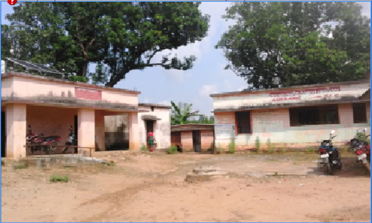  ଲିମପଡ଼ା ସ୍କୁଲ କୋଠା ବିପଦସଙ୍କୁଳ:ବାରଣ୍ଡାରେ ପାଠପଢ଼ା