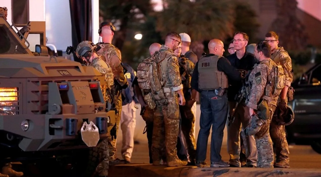  FBI agents confer in front of the Tropicana hotel-casino on October 2, 2017, after a mass shooting during a music festival on the Las Vegas Strip in Las Vegas, Nevada, U.S. REUTERS/Las Vegas Sun/Steve Marcus 