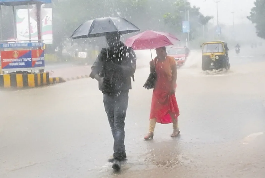  ଘୂର୍ଣ୍ଣିବଳୟ ପ୍ରଭାବରେ ପ୍ରବଳ ବର୍ଷା ଆଶଙ୍କା
