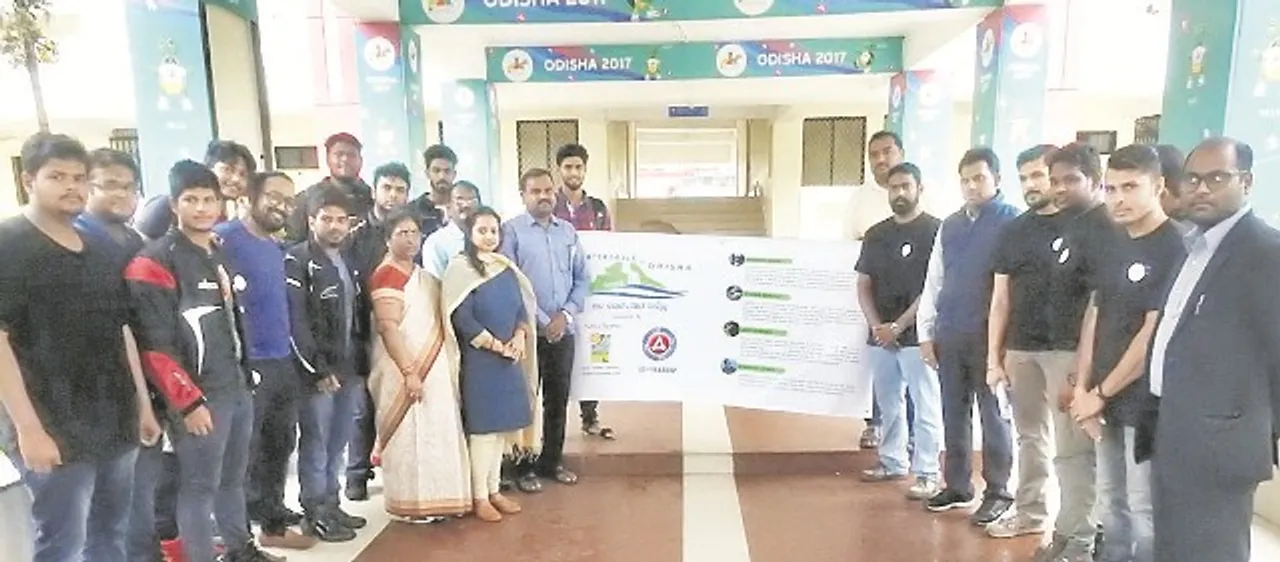  ୪ ଯୁବକଙ୍କ ଅଭିନବ ପ୍ରୟାସ : ପରଖିବେ ଜଳପ୍ରପାତ ସ୍ଥିତି