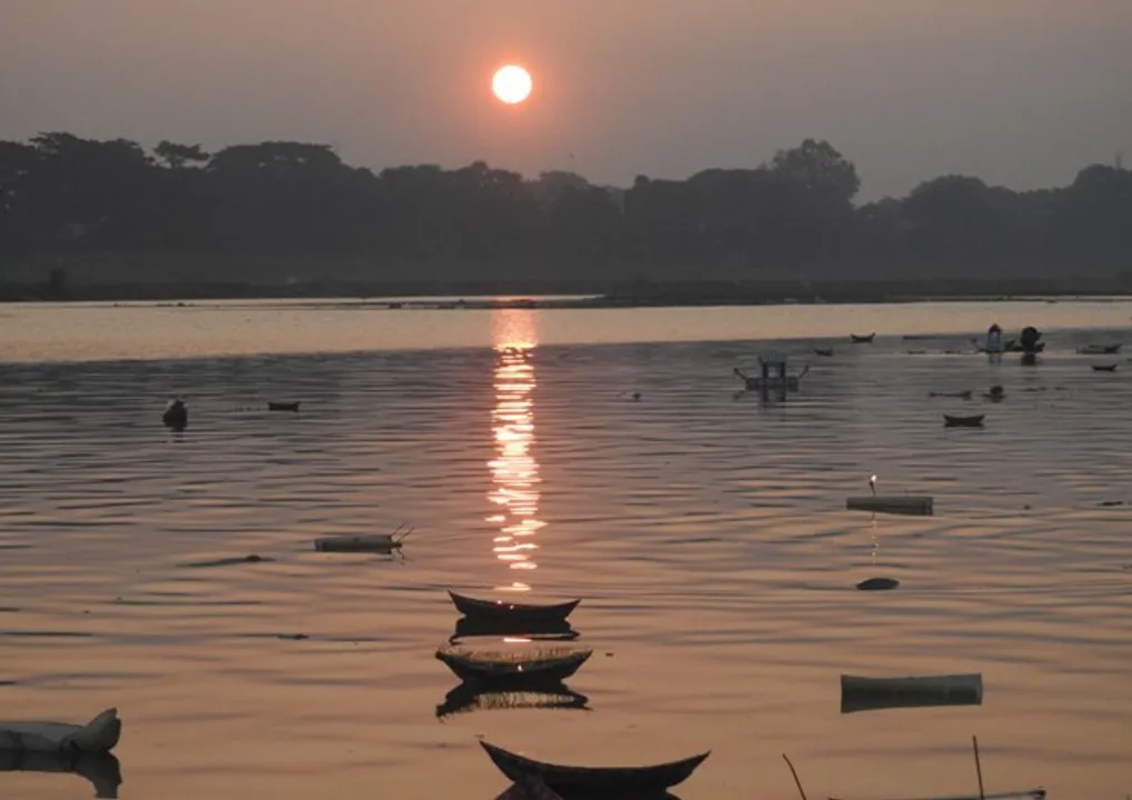  ଭୁବନେଶ୍ୱର ଉପକଣ୍ଠରେ ଥିବା କୁଆଖାଇ ନଦୀରେ ଅସ୍ତମିତ ସୂର୍ଯ୍ୟର ଦୃଶ୍ୟ  (ବିଭୂତି)