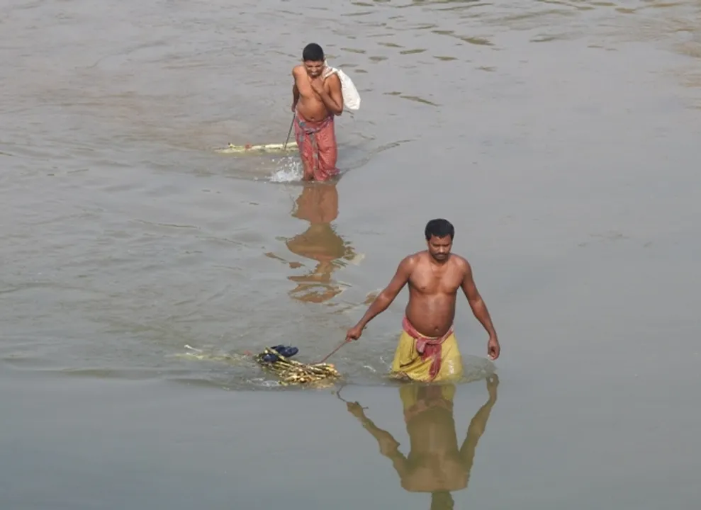  ଦୟାନଦୀର ବିଷ ପାଣିରେ ଆଖୁଭେଳା