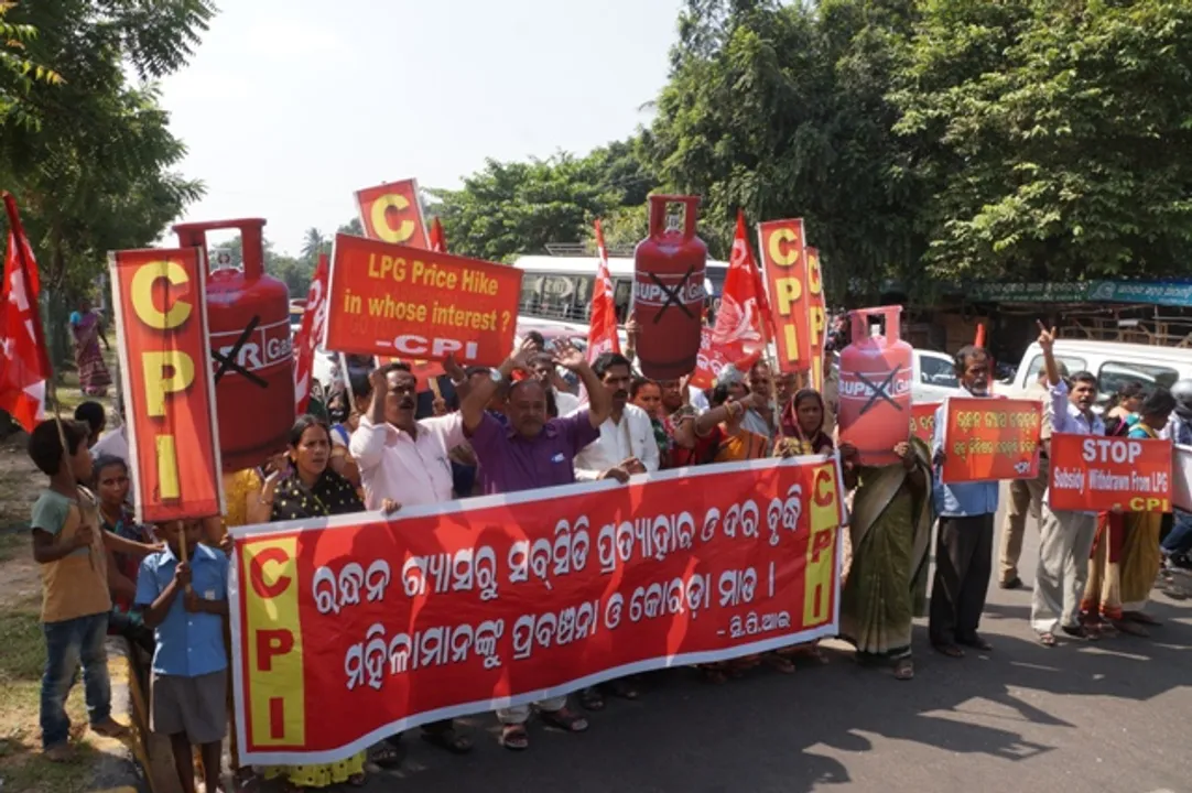  ରନ୍ଧନଗ୍ୟାସ ସବ୍‌ସିଡି ଦାବି ନେଇ ସିିପିଆଇ ପକ୍ଷରୁ ବକ୍ଷୋଭ ପ୍ରଦର୍ଶନ। (ଫୋଟୋ: ଅପର୍ତ୍ତି )