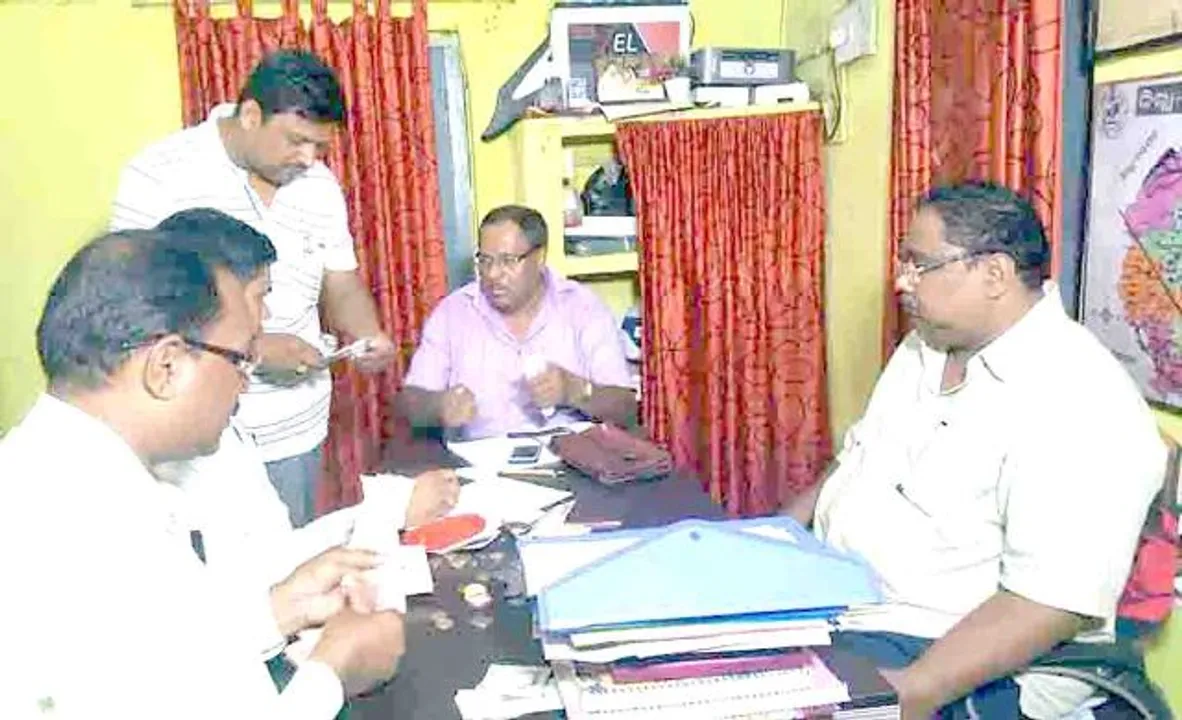  ଆୟ ବହିର୍ଭୁତ ମାମଲା:ବଲାଙ୍ଗୀର ସିଏସ୍‌ଓଙ୍କୁ ଉଠାଇ ନେଲା ମୟୁରଭଞ୍ଜ ଭିଜିଲାନ୍ସ
