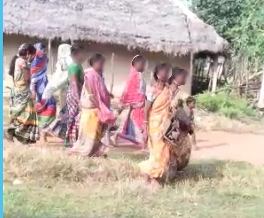  ଦୁଇ ମହିଳାଙ୍କ ମୁହଁରେ ଚୂନ କାଳି, ବେକରେ ଚପଲମାଳ