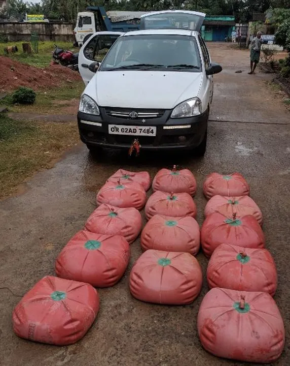  ଦେଶୀ ମଦ ଭର୍ତି କାର୍‌ ଜବତ : ଖସିଗଲେ ମଦ ମାଫିଆ