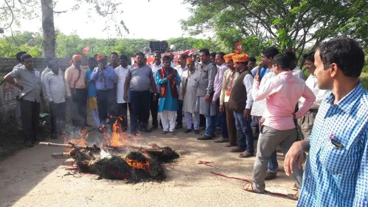  ବିଡିଓଙ୍କ ପ୍ରକୋଷ୍ଠରେ ଧସେଇ ପଶିବାକୁ ବିଜେପି କର୍ମୀଙ୍କ ଉଦ୍ୟମ