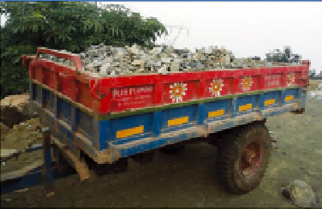  ମୋରମ୍‌ ବୋଝେଇ ଟ୍ରାକ୍ଟର ଜବତ