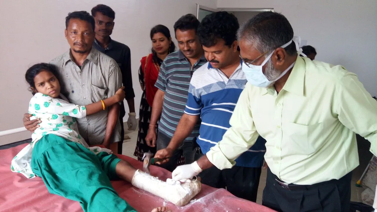  ଗୋଡ଼ରୁ ଖୋଲାଗଲା ପ୍ଲାଷ୍ଟର୍‌, ଷ୍ଟିଚ୍‌