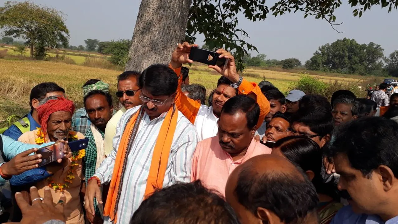  ନୂଆପଡ଼ା:ଚକଡ଼ା ପୋକ, ଫସଲ ନଷ୍ଟ ସ୍ଥିତିର ସରଜମିନ ଅନୁଧ୍ୟାନ କଲା ବିଜେପି କେନ୍ଦ୍ରୀୟ ଟିମ୍‌