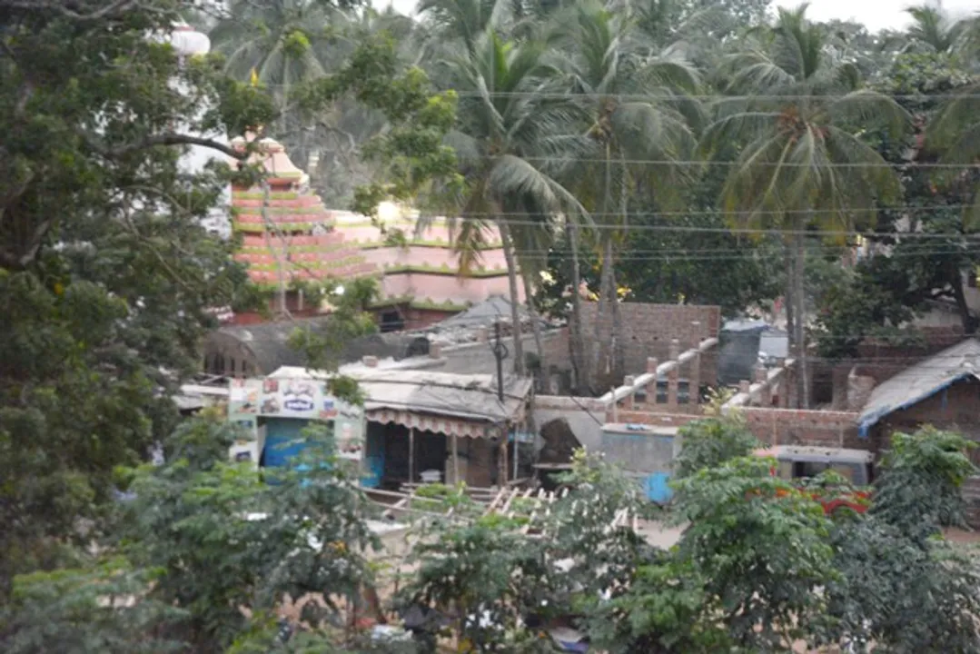  ମନ୍ଦିରକୁ ଲାଗି ନିର୍ମାଣ, ସମସ୍ତେ ଚୁପ୍‌