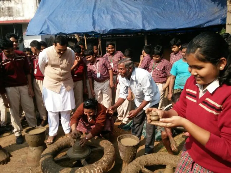  ଛାତ୍ରଛାତ୍ରୀ ଦେଖିଲେ ପାରମ୍ପରିକ ଗ୍ରାମ୍ୟ ଶିଳ୍ପର ପ୍ରଦର୍ଶନୀ