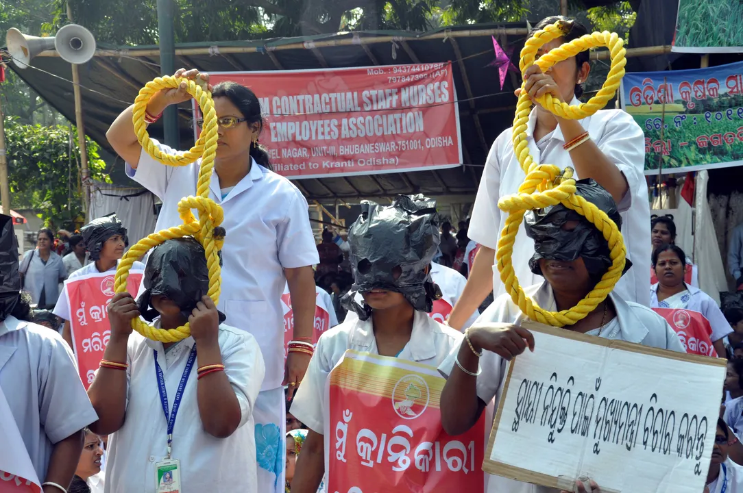 ସ୍ଥାୟୀ ନିଯୁକ୍ତି ଦାବିରେ ନର୍ସମାନଙ୍କ ଅଭିନବ ବିରୋଧ ପ୍ରଦର୍ଶନ।