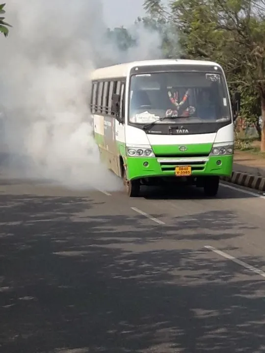  ଚଳନ୍ତା ବସ୍‌ରେ ନିଆଁ