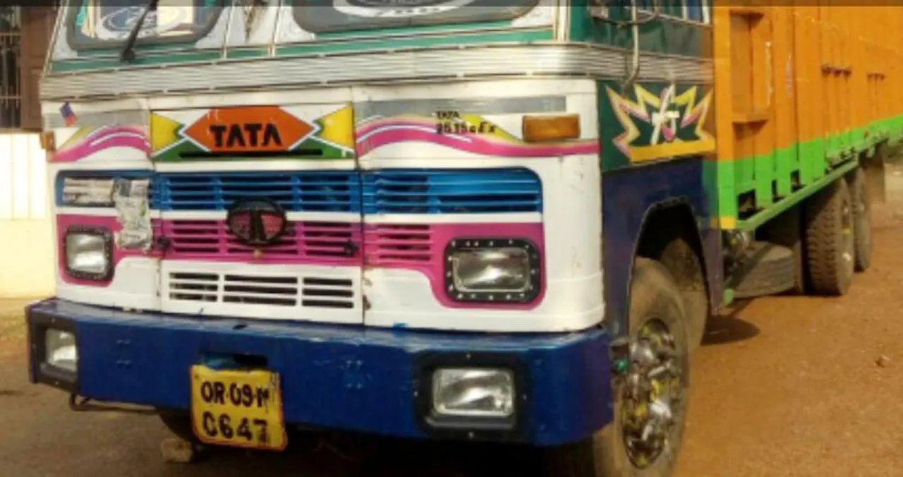  ଖୋର୍ଧା: କଣ୍ଟେନର ସହିତ ୬୦ ଗୋରୁ ଉଦ୍ଧାର, ଡ୍ରାଇଭର ଫେରାର