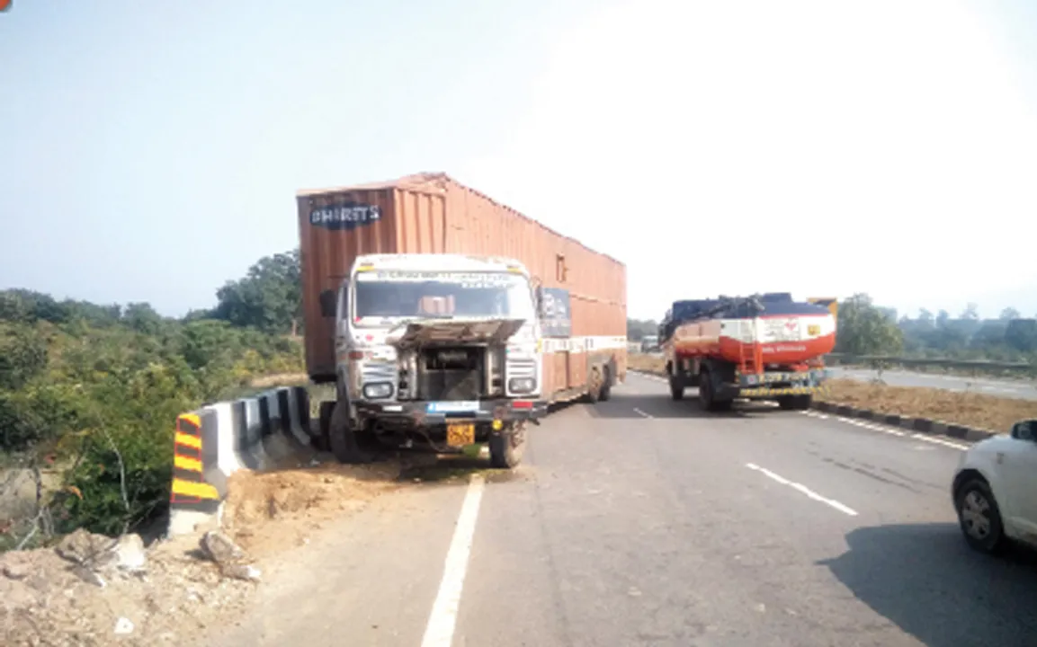 ଟ୍ରେଲର ଦୁର୍ଘଟଣାଗ୍ରସ୍ତ, ରାଜପଥ ଜାମ